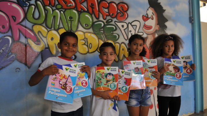 GDF entrega mais de 200 mil livros complementares