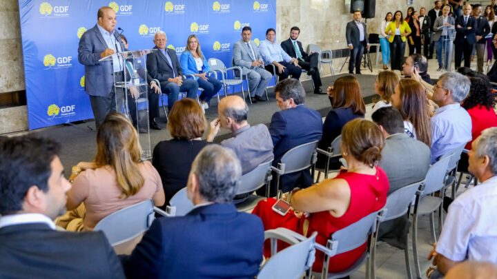 Governo entrega escrituras para empresas que operavam sem garantia de regularização