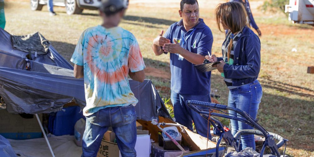 Pessoas em situação de rua recebem oferta de acolhimento em ação coordenada do GDF