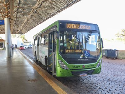 Ônibus deixam de receber pagamento em dinheiro