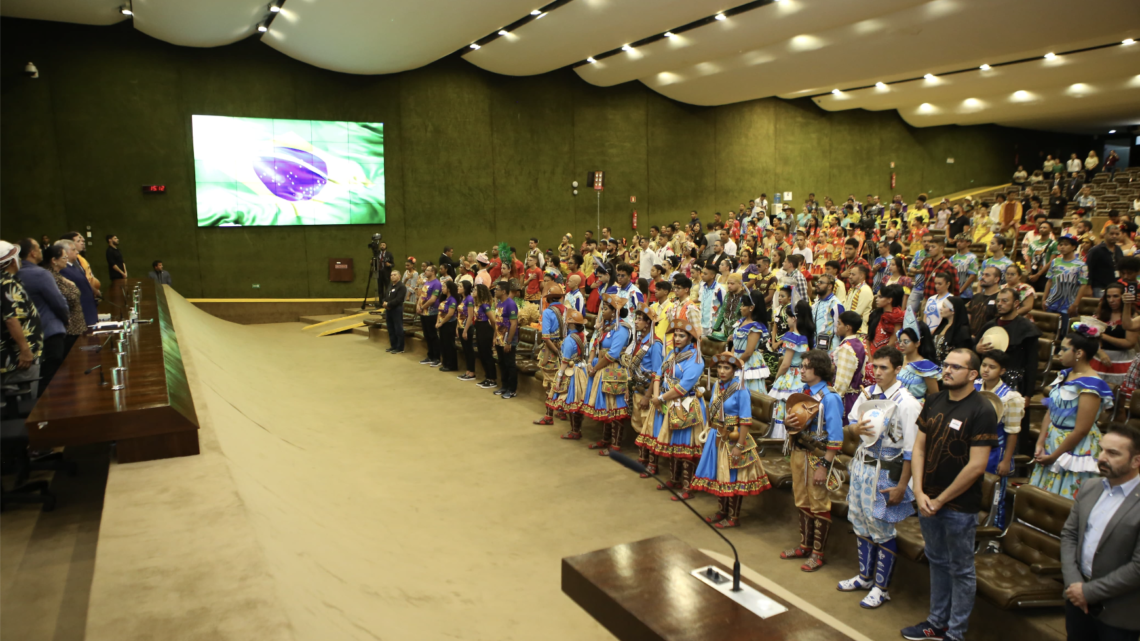 Quadrilheiros juninos são homenageados no Senado
