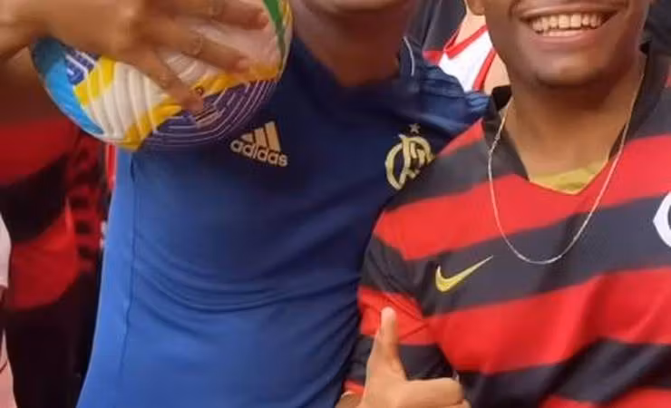 Flamengo: torcedor que lançou bola na área do Criciúma é tratado como herói pela torcida e divulga pix para churrasco; vídeo