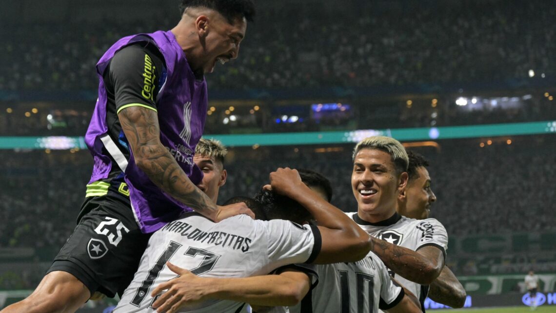 Libertadores 2024: Botafogo e Palmeiras presenteiam seus torcedores com espetáculo emocionante até o último segundo de jogo