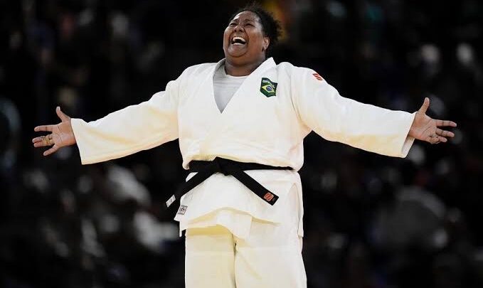 Bia conquista Ouro com “requintes de crueldade” e Emmanuel Macron como espectador