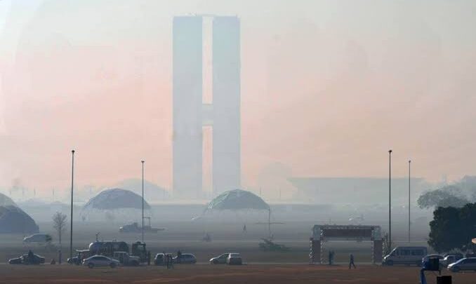 Boa parte do Distrito Federal amanheceu neste domingo (25) encoberto por fumaça