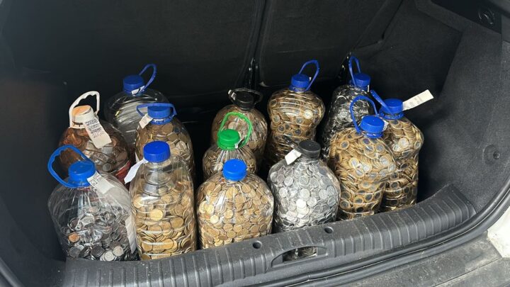 Catarinense paga parte da compra de carro com R$ 17 mil em “pratinhas”