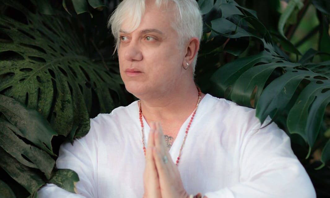 Tarólogo Hugo Borges promove lançamento de livro com foco na espiritualidade