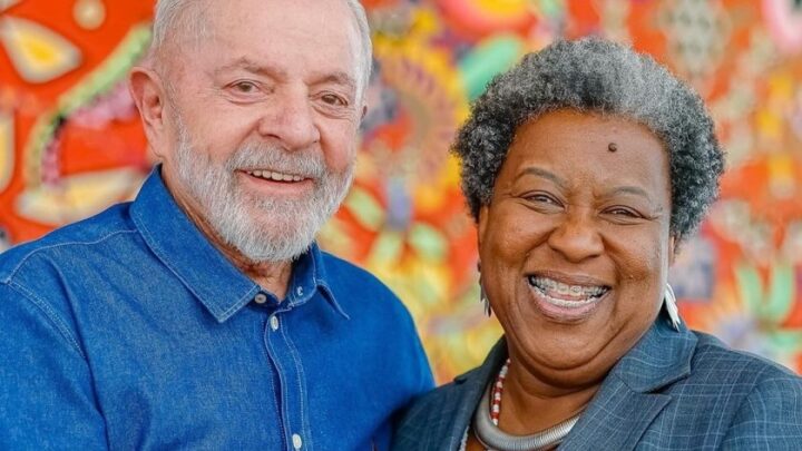 Nova ministra de Lula é acusada de superfaturamento milionário de material escolar