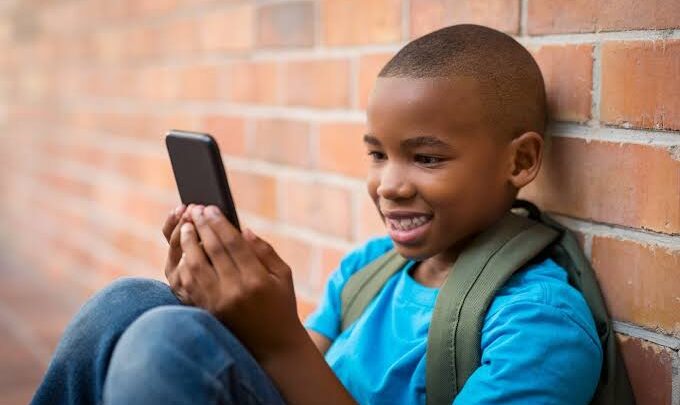 Proibir celular nas escolas: Você é contra ou a favor?