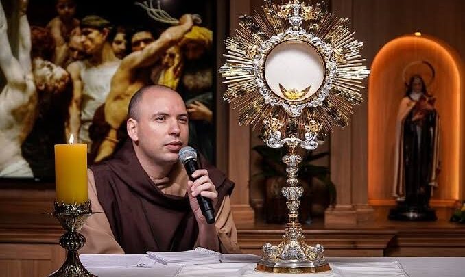 Depois do Instagram, agora foi a vez do Whatsapp bloquear Frei Gilson