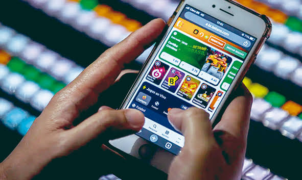 Beneficiários do Bolsa Família já gastaram R$ 3 bilhões em apostas online e senador faz alerta sobre a demora da regulamentação