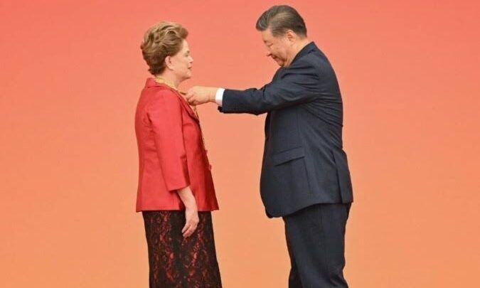 Dilma Rousseff recebe homenagem do ditador chinês Xi Jinping