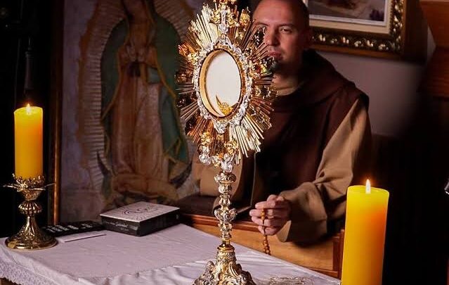 Instagram bloqueia, sem nenhuma explicação, o “Santo Rosario” com Frei Gilson