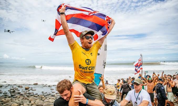 O havaiano John John Florence bate o brasileiro Ítalo Ferreira e encerra a sequência de títulos da “Brazilian Storm”