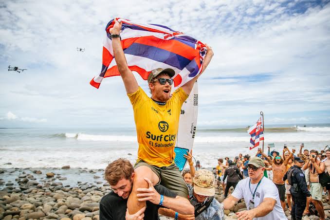 O havaiano John John Florence bate o brasileiro Ítalo Ferreira e encerra a sequência de títulos da “Brazilian Storm”