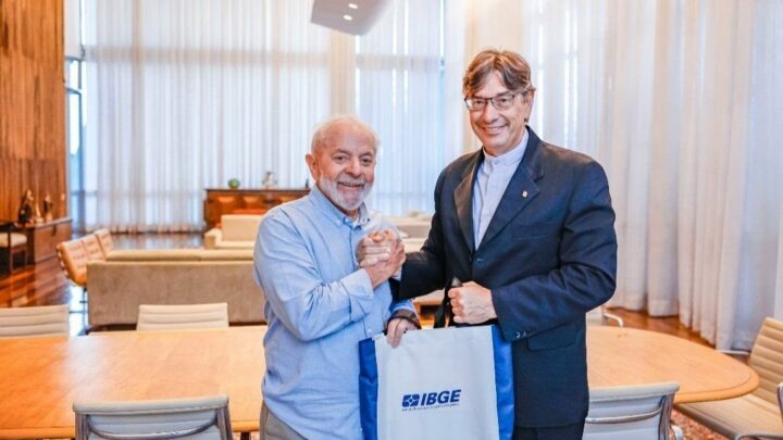 Servidores do IBGE exigem saída de presidente indicado por Lula