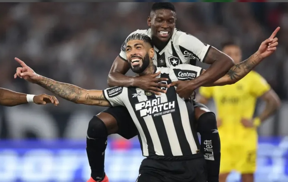 Botafogo arrasa o Peñarol e praticamente coloca os os dois pés na final da Libertadores