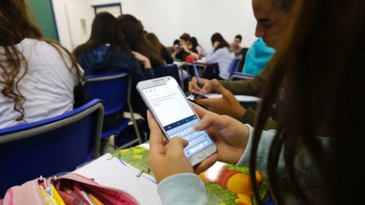 Uso de celular nas escolas mais perto do fim