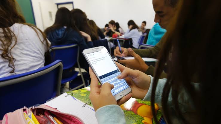Uso de celular nas escolas mais perto do fim