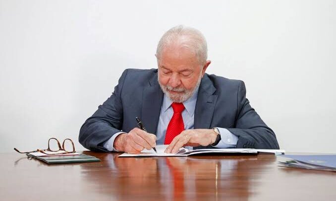 Lula sanciona lei, aprovada pelo Congresso Nacional, que aumenta pena de feminicídio