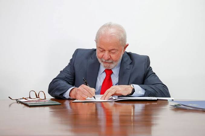 Lula sanciona lei, aprovada pelo Congresso Nacional, que aumenta pena de feminicídio