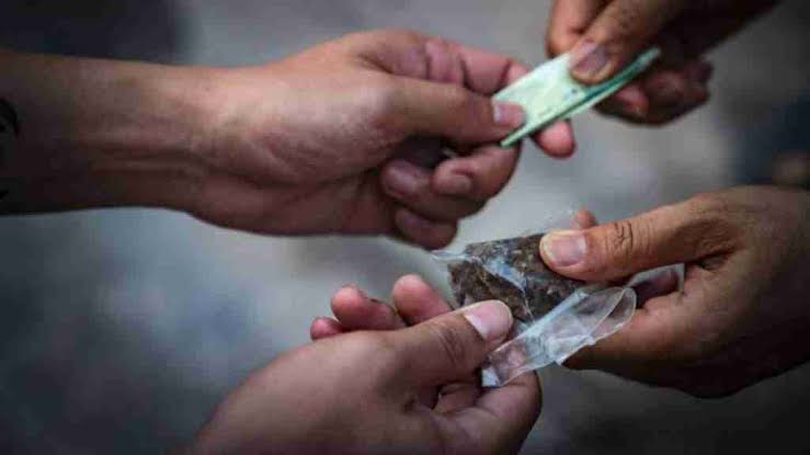 A venda de drogas no estacionamento próximo ao STF e ao Congresso Nacional só deixa um triste recado: o crime venceu!