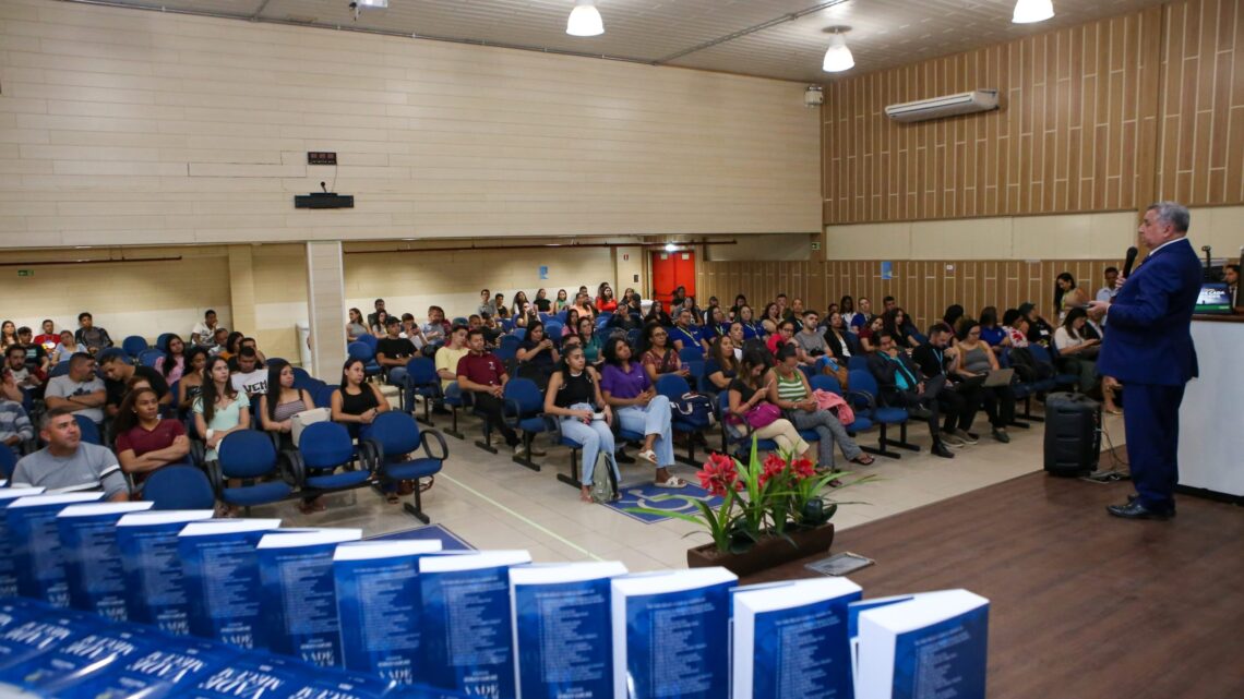 Senador Izalci faz o “dever de casa” ao levar debate sobre a reforma tributária a estudantes universitários