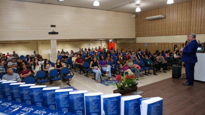 Senador Izalci faz o “dever de casa” ao levar debate sobre a reforma tributária a estudantes universitários