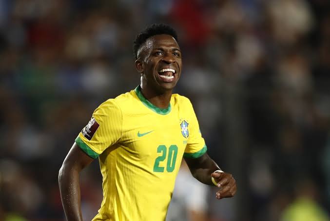 A polêmica Vinícius Júnior entra em campo