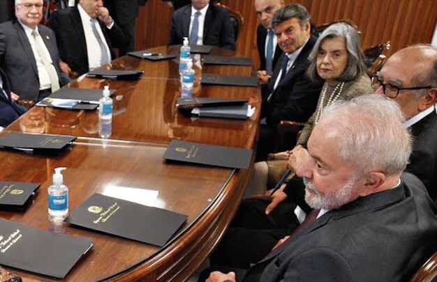 Revista Veja revela “confraria” de Lula e STF: o que está por trás das reuniões mensais?