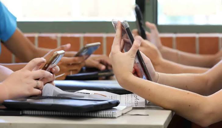 Projeto que proíbe celulares das escolas pode avançar hoje (10) na Câmara dos Deputados e ir imediatamente para o Senado