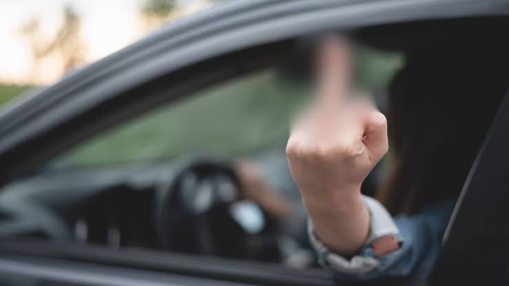 Motorista que fizer gestos obscenos no trânsito pode ser punido