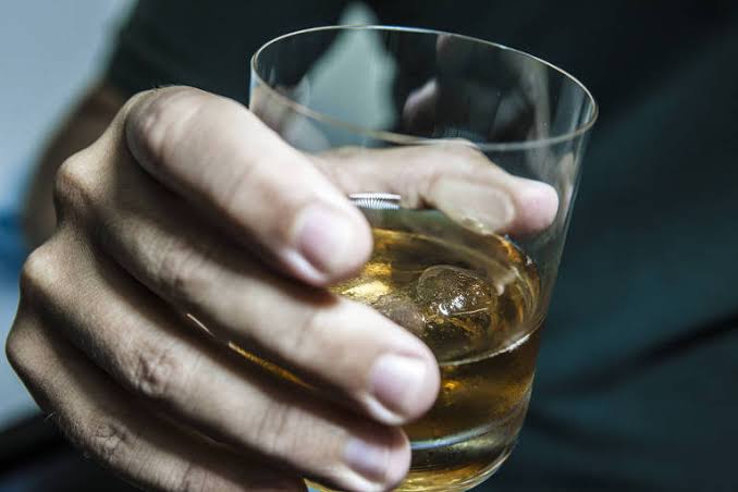 Brasil registra uma morte de idoso a cada 4 horas devido ao uso abusivo de álcool, diz pesquisa