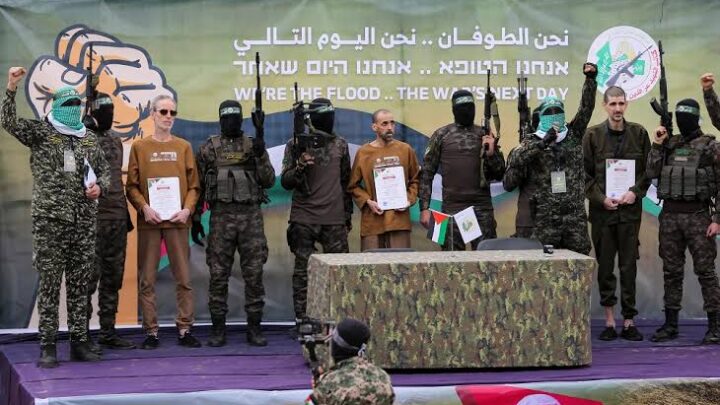 Provocação do Hamas: alguém tem dúvida de que os terroristas entregaram os reféns israelenses em estado degradante para lembrar o Holocausto?