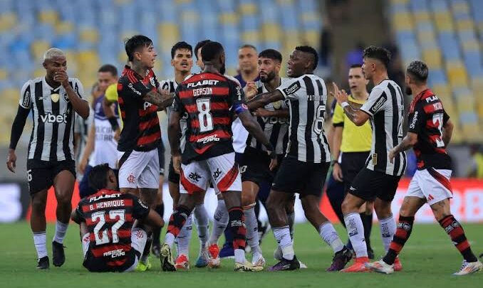 Flamengo vence Botafogo em clássico manchado com sangue