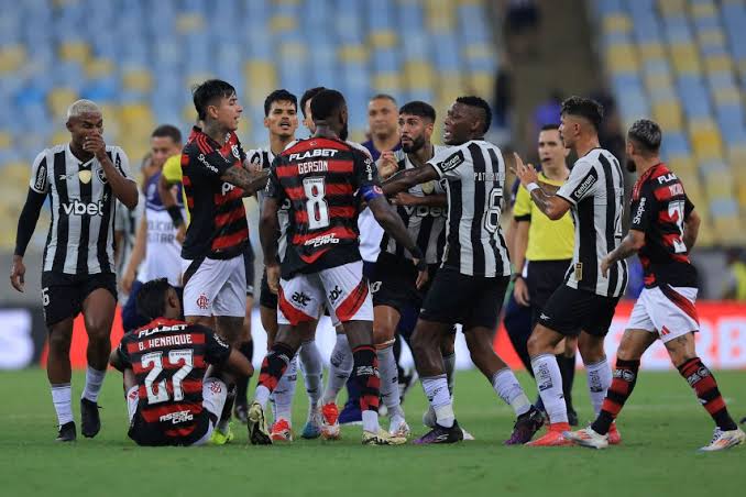 Flamengo vence Botafogo em clássico manchado com sangue