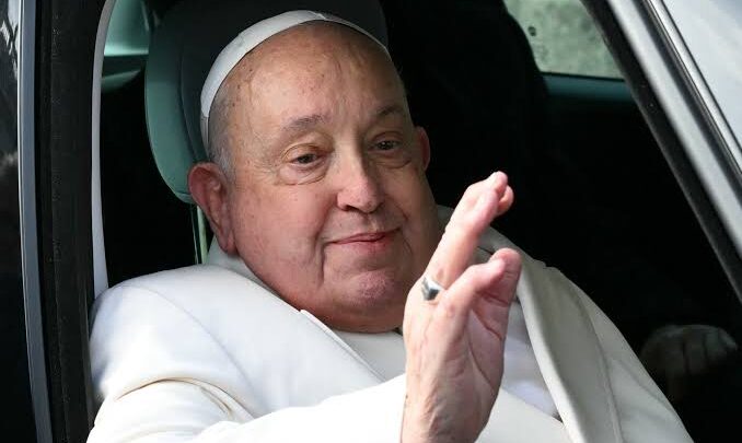 Apesar da situação ainda delicada, Papa Francisco teve uma madrugada de domingo (23) mais tranquila no Gemelli, o hospital que salvou a vida de João Paulo II em 1981