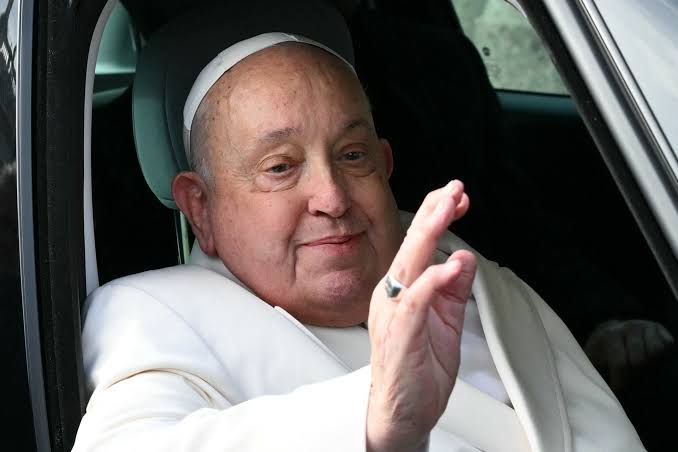 Apesar da situação ainda delicada, Papa Francisco teve uma madrugada de domingo (23) mais tranquila no Gemelli, o hospital que salvou a vida de João Paulo II em 1981