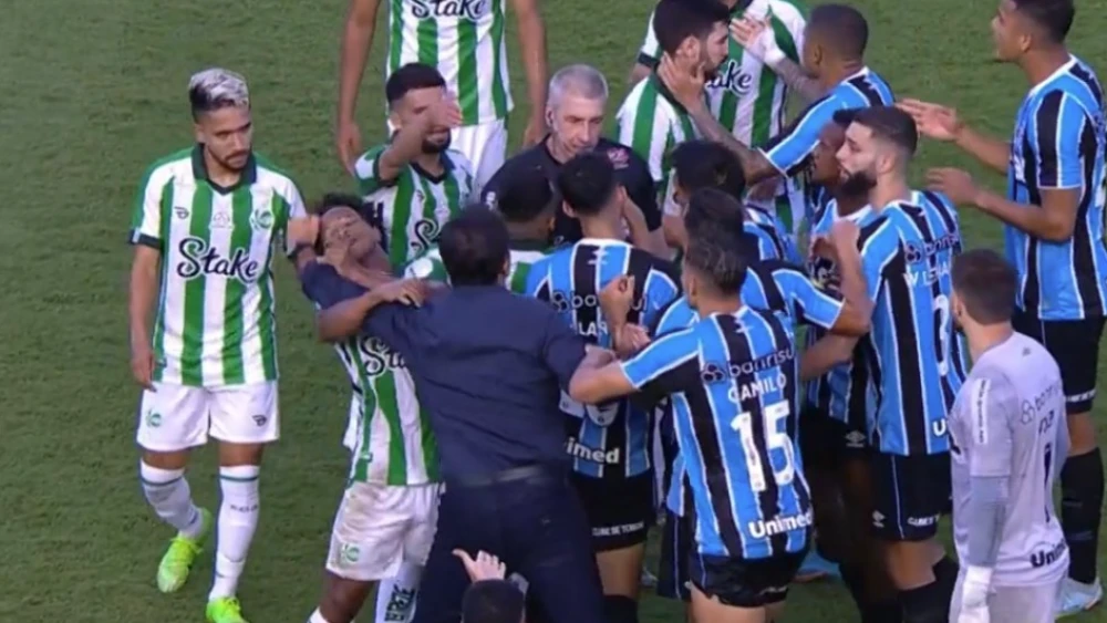 Muita confusão, gol nos acréscimos e decisão nos pênaltis fizeram o enredo da classificação do Grêmio para mais uma final do Gauchão