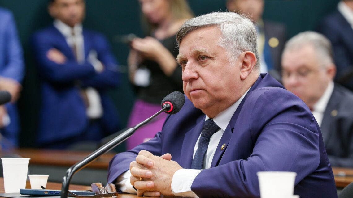 Na Comissão do Orçamento, Izalci faz apelo para correção de injustiça com servidores da segurança, saúde e educação do DF