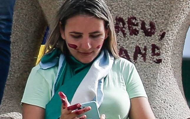 Prestes a ser condenada há 14 anos de prisão, a cabeleireira Débora está pagando o preço de suas escolhas