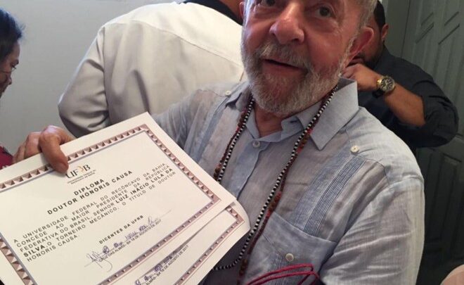 Diploma dado a Lula de “doutor honoris causa” tem erros de português e vira piada nas redes sociais. UFRB nega ter dado a homenagem