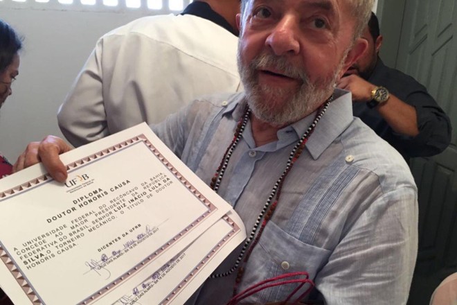Diploma dado a Lula de “doutor honoris causa” tem erros de português e vira piada nas redes sociais. UFRB nega ter dado a homenagem