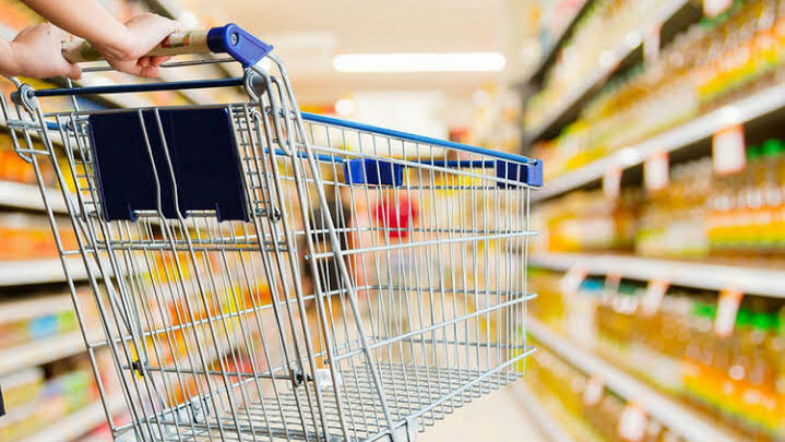 Inflação: segundo Datafolha, 58% dos brasileiros reduziram a compra de alimentos e 36% diminuíram a compra de remédios