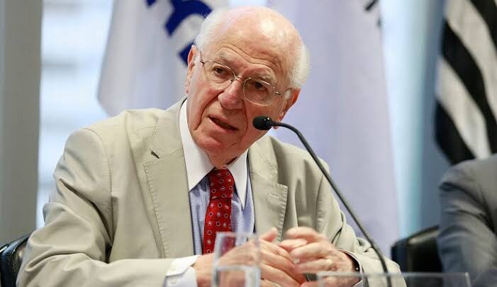 É preciso acabar com a reeleição