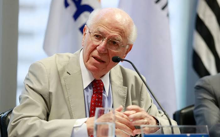 É preciso acabar com a reeleição