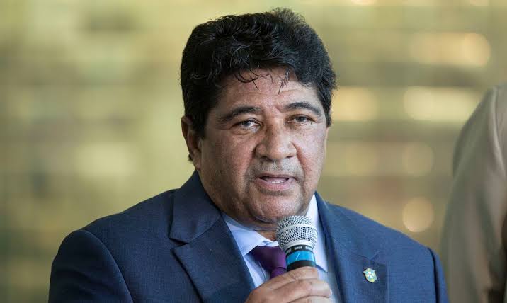 Senador Izalci Lucas protocola convite para que presidente da CBF explique uniforme vermelho